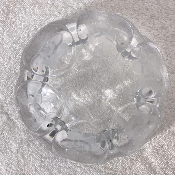 Vintage Round Clear Cut Glass With Frosted Textured Flowers Ashtray Trinket Dish - Picture 11 of 16
